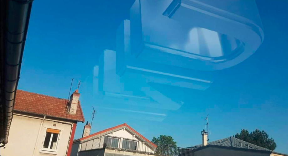 Paris : le logo UNIVERSAL visible dans le ciel grâce à la chute de la pollution