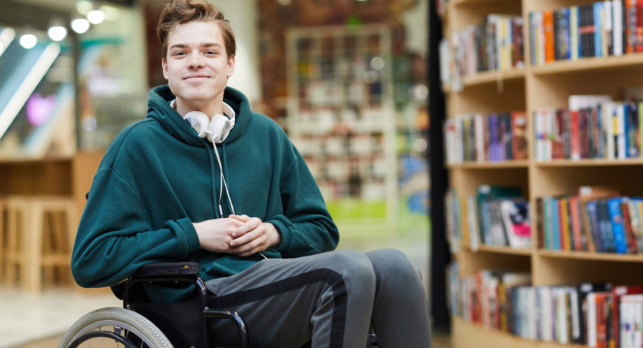 Malgré son handicap moteur, ce gros con libéral est un marcheur