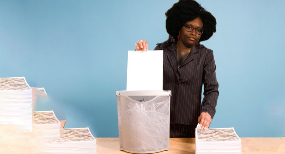 « Nous n’avons rien caché » affirme Sibeth Ndiaye tout en broyant une pile de papiers