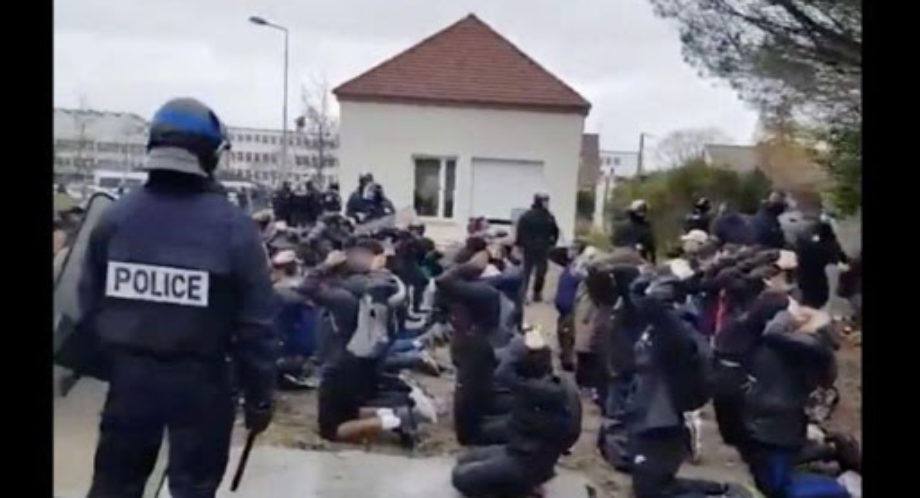 Respectable : la police fait agenouiller une classe en hommage à Georges Floyd