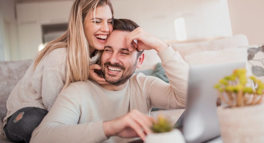 Elle se confine pendant ce qu’elle pense être un mois avec celui qu’elle pense aimer