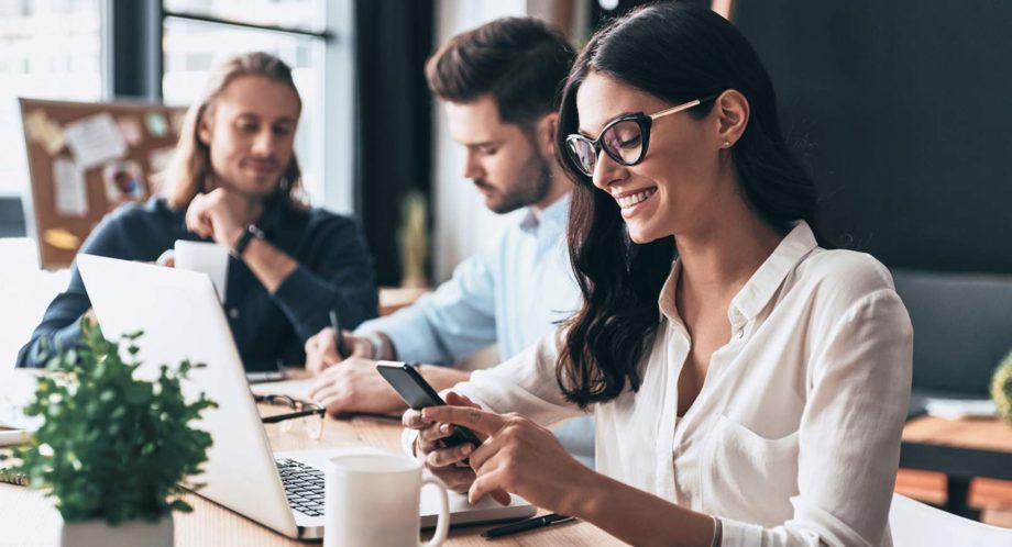 Elle part travailler au coworking pour oublier son inévitable solitude face à la mort
